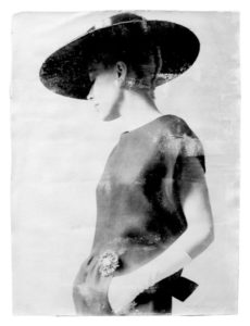 De Bonna - Donna con orecchino - 2025 - Photographie aux sels d’argent sur papier artisanal - 70,6 x 51,2 cm